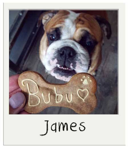 James avec son biscuits caroube